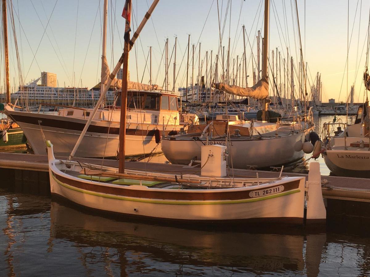 Au Coeur Du Vieux Toulon Au Calme Appartement Renove Climatise Confortable Etage Eleve Avec Ascenseur Proche Parking Et Toutes Commodites Luaran gambar