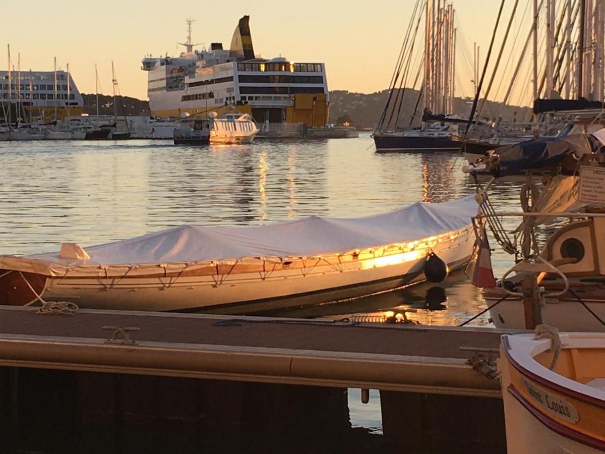 Au Coeur Du Vieux Toulon Au Calme Appartement Renove Climatise Confortable Etage Eleve Avec Ascenseur Proche Parking Et Toutes Commodites Luaran gambar