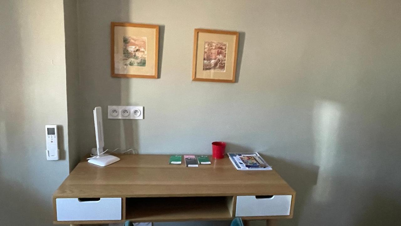 Au Coeur Du Vieux Toulon Au Calme Appartement Renove Climatise Confortable Etage Eleve Avec Ascenseur Proche Parking Et Toutes Commodites Luaran gambar
