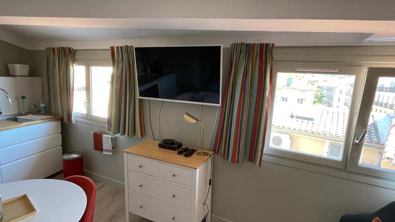 Au Coeur Du Vieux Toulon Au Calme Appartement Renove Climatise Confortable Etage Eleve Avec Ascenseur Proche Parking Et Toutes Commodites Luaran gambar