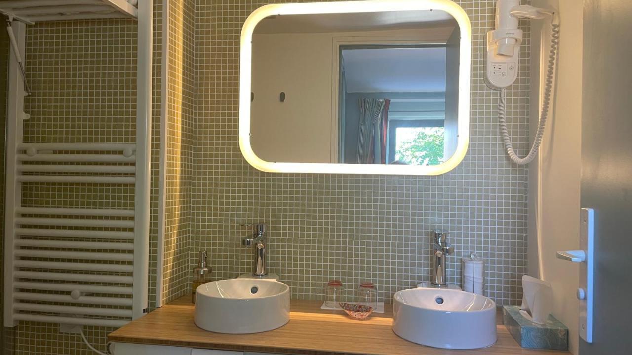 Au Coeur Du Vieux Toulon Au Calme Appartement Renove Climatise Confortable Etage Eleve Avec Ascenseur Proche Parking Et Toutes Commodites Luaran gambar