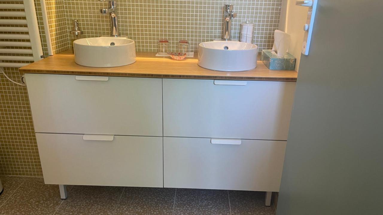 Au Coeur Du Vieux Toulon Au Calme Appartement Renove Climatise Confortable Etage Eleve Avec Ascenseur Proche Parking Et Toutes Commodites Luaran gambar