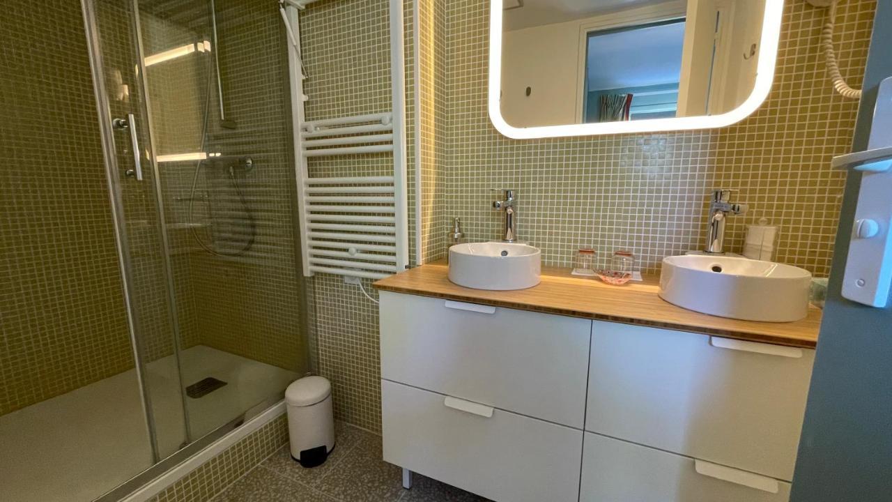 Au Coeur Du Vieux Toulon Au Calme Appartement Renove Climatise Confortable Etage Eleve Avec Ascenseur Proche Parking Et Toutes Commodites Luaran gambar