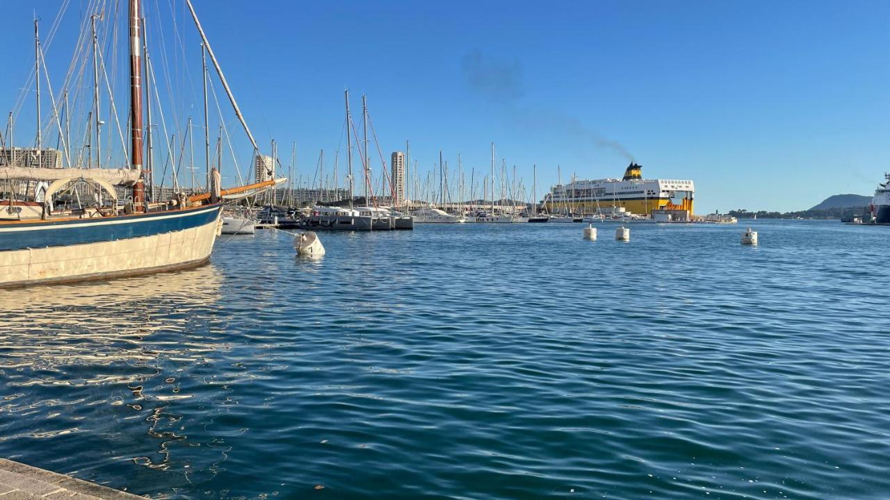 Au Coeur Du Vieux Toulon Au Calme Appartement Renove Climatise Confortable Etage Eleve Avec Ascenseur Proche Parking Et Toutes Commodites Luaran gambar