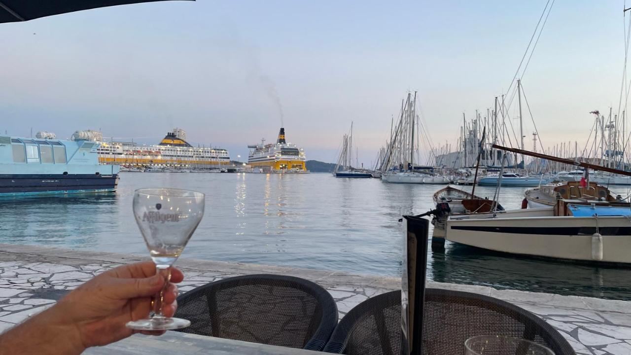Au Coeur Du Vieux Toulon Au Calme Appartement Renove Climatise Confortable Etage Eleve Avec Ascenseur Proche Parking Et Toutes Commodites Luaran gambar